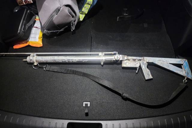 광주출입국외국인사무소는 국정원, 광주본부세관, 전남경찰청, 목포·완도해양경찰서 등과 합동 단속을 벌여 외국인 마약사범 27명(구속 24명)을 검거했다고 12일 밝혔다. 필로폰·야바 등 마약, 사제 공기총 1정, 대포차 5대도 압수했다. 사진은 전북 정읍의 한 외국인 숙소에서 마약사범 단속 중 발견해 압수한 사제 공기총. 사진 제공=광주출입국외국인사무소