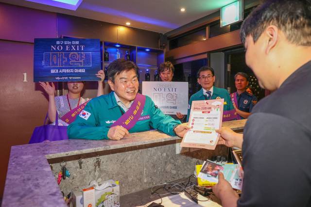 이필형 동대문구청장이 마약류 예방 홍보물을 나눠주고 있다. 사진제공=동대문구