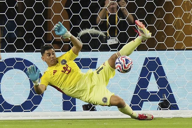 인터 마이애미 골문을 지킨 오스카 우스타리가 15일 알아흘리의 페널티킥을 막아내고 있다. AP