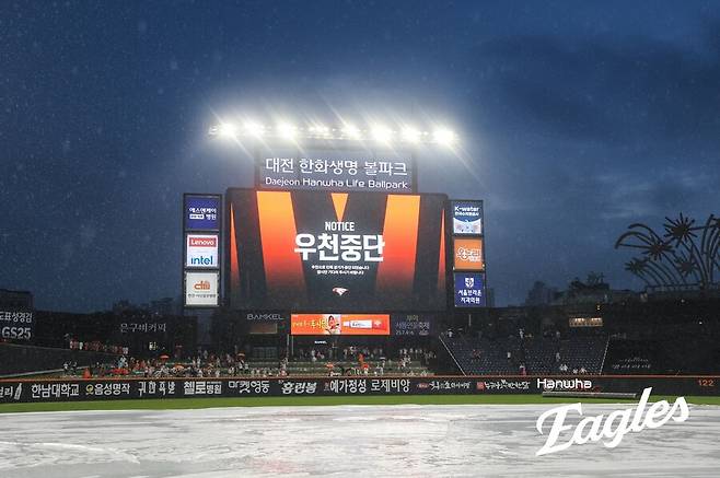 ▲ 15일 대전 한화생명볼파크에서 열린 LG와 한화의 경기는 오후 6시 43분부터 8시 27분까지 104분 중단됐다. 한화는 경기 재개 후 점수 차를 1점에서 5점으로 크게 벌리면서 승기를 잡았다. ⓒ 한화 이글스