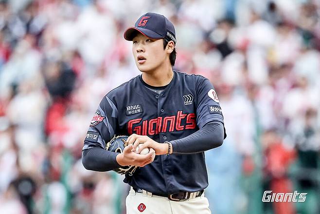 ▲ 이민석은 최고 156km의 강속구를 던지면서 점차 선발로 적응해 나가는 모습을 선보였다 ⓒ롯데자이언츠