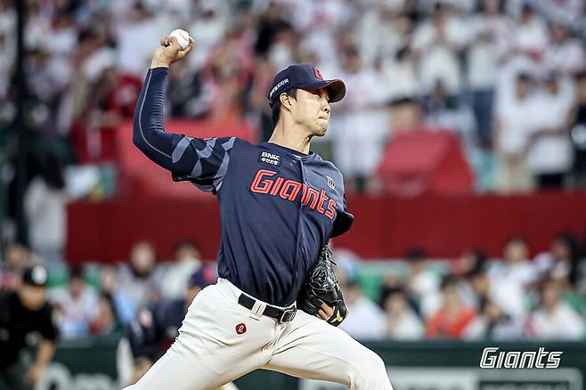 ▲ 15일 인천 SSG전에서 최고 157km의 강속구를 자랑한 윤성빈 ⓒ롯데자이언츠