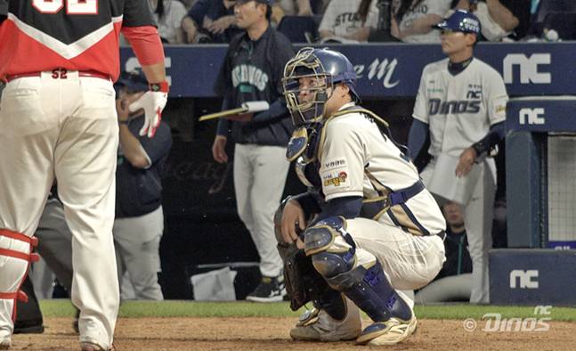 NC 권희동이 14일 창원 KIA전에서 포수 마스크를 쓰고 수비에 나섰다. /사진=NC 다이노스 제공