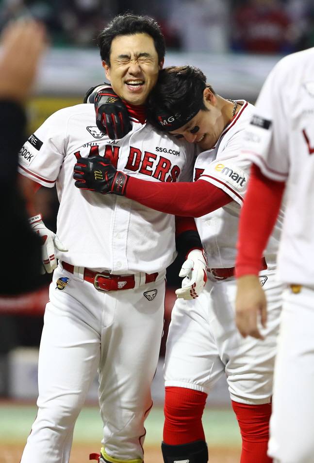 김강민(왼쪽)과 추신수. /사진=SSG 랜더스