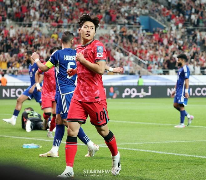 대한민국 이강인이 10일 서울월드컵경기장에서 북중미월드컵 최종예선 마지막 경기인 쿠웨이트전이 열리는 가운데 후반전 초반 골을 성공시킨후 동료들과 자축하고 있다. /사진=강영조 선임기자