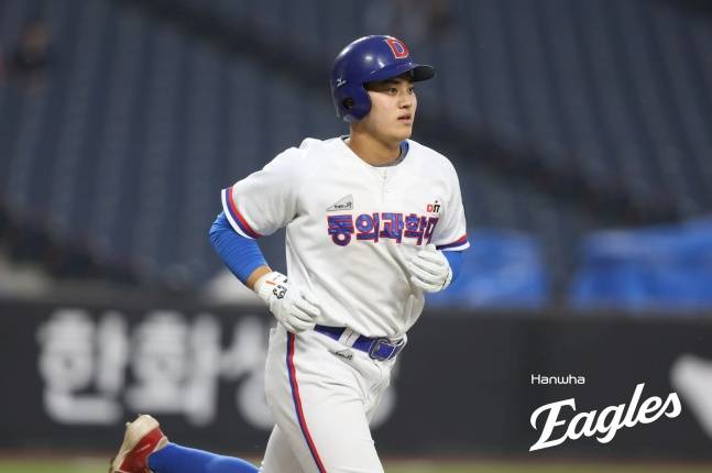 동의과학대 엄지민이 지난 2일 대전 한화생명 볼파크에서 열린 2025 제3회 한화 이글스배 고교·대학 올스타전에서 안타를 쳤다. /사진=한화 이글스 제공