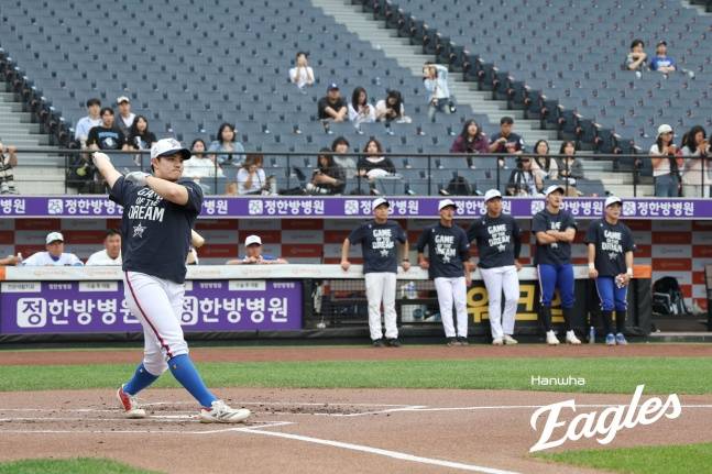 동의과학대 엄지민이 지난 2일 대전 한화생명 볼파크에서 열린 2025 제3회 한화 이글스배 고교·대학 올스타전 홈런 레이스에서 홈런을을 쳤다. /사진=한화 이글스 제공