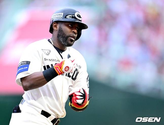 홈런을 쏘아올린 에레디아.