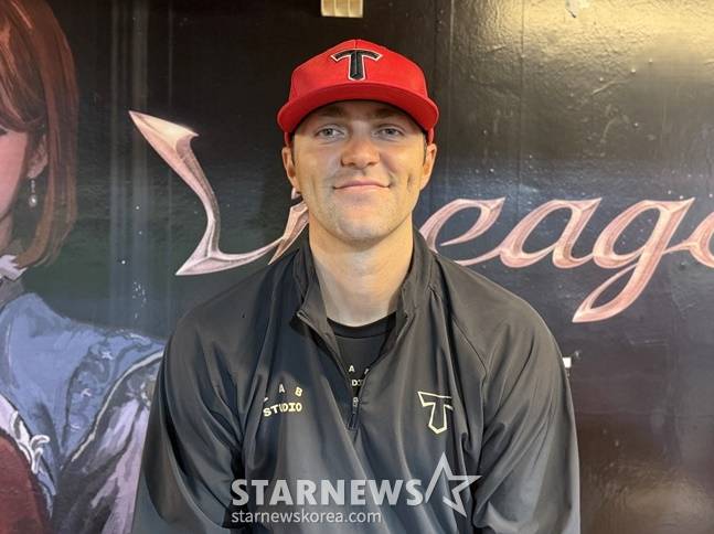 KIA 제임스 네일이 15일 창원 NC전 승리 후 취재진과 인터뷰를 하고 있다. /사진=양정웅 기자