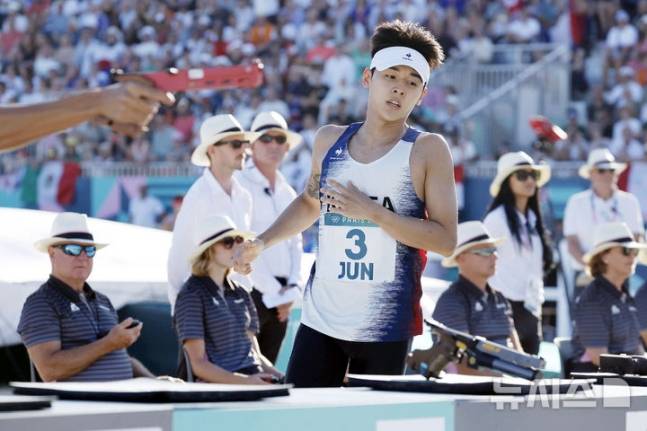 전웅태가 지난해 8월 프랑스 베르사유 궁전에서 열린 2024 파리 올림픽 근대5종 남자 결승전 레이저런에서 전웅태가 사격장에 도착하고 있다. /사진=뉴시스