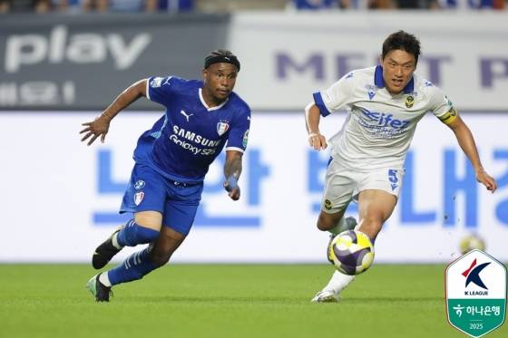 파울리뉴(왼쪽)와 이명주. /사진=한국프로축구연맹 제공