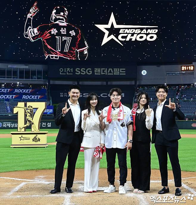 추신수(가운데) SSG 랜더스 구단주 보좌역이 14일 인천 SSG랜더스필드에서 열린 2025 신한 SOL Bank KBO리그 롯데 자이언츠와의 경기를 마친 뒤 진행된 은퇴식에서 가족들과 기념촬영을 하고 있다. 사진 박지영 기자