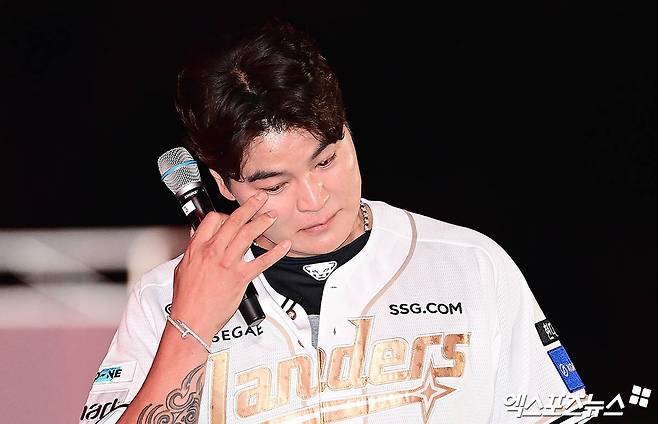 추신수 SSG 랜더스 구단주 보좌역이 14일 인천 SSG랜더스필드에서 열린 2025 신한 SOL Bank KBO리그 롯데 자이언츠와의 경기를 마친 뒤 은퇴식을 진행했다. 사진 박지영 기자