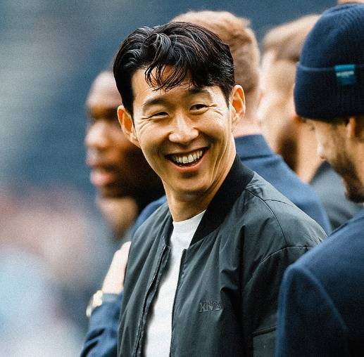 토트넘 홋스퍼 캡틴 손흥민의 운명이 새 감독 토마스 프랭크 손에 달리게 됐다. 구단에 17년 만의 우승컵을 안긴 안지 포스테코글루 감독이 경질되고 브렌트퍼드를 이끌던 프랭크 감독이 새로운 토트넘 사령탑으로 임명된 가운데, 프랭크 감독의 부임 후 첫 과제가 손흥민 방출이라는 주장이 제기됐다. 사진 토트넘