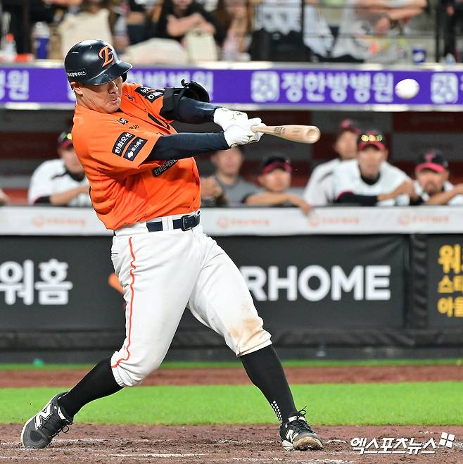 14일 오후 대전 한화생명 볼파크에서 열린 '2025 신한 SOL Bank KBO리그' LG 트윈스와 한화 이글스의 경기, 11회말 2사 2루 한화 이재원이 좌전안타를 날리고 있다. 대전, 김한준 기자