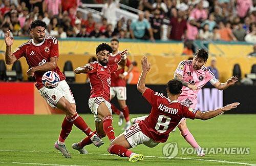 하비에르 마스체라노 감독이 이끄는 인터 마이애미가 15일(한국시간) 미국 플로리다주 마이애미에 있는 하드록 스타디움에서 열린 알아흘리(이집트)와의 2025 FIFA 클럽 월드컵 개막 전에서 득점 없이 0-0으로 비겼다.&nbsp;연합뉴스