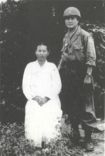 재일학도의용군 박병헌 1951년 한국전 참전 중 고향에서 어머니와 상봉한 박병헌 재일학도의용군.