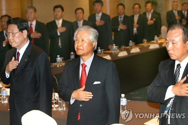 해외한민족대표자회의 이끈 박병헌 민단 단장 동포청 '세계한인회장대회'의 전신인 해외한민족대표자회의를 이끌었던 박병헌 전 민단 단장(사진 가운데). [연합뉴스 자료사진]