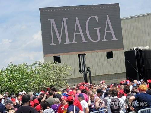 트럼프 대통령 100일 연설 들으려는 지지자들 [연합뉴스 자료사진 재판매 및 DB금지] 도널드 트럼프 미국 대통령이 4월29일(현지시간) 미국 미시간주 머콤 카운티에서 취임 100일 연설을 했다.
    연설을 듣기 위해 현장을 찾은 지지자들이 '마가'(MAGA·Make America Great Again·미국을 다시 위대하게·트럼프의 선거 구호)라는 문구가 새겨진 전광판 아래서 입장을 기다리고 있다. 2025.4.30
    jhcho@yna.co.kr