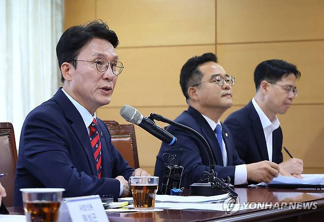 김민석 총리 후보자, 식품·외식협회 만나 '물가대책' 모색 (서울=연합뉴스) 이정훈 기자 = 김민석 국무총리 후보자가 14일 서울 종로구 통의동 금융감독연수원에 마련된 청문회 준비단 사무실에서 식품·외식업 협회와 전문가 등이 참석한 가운데 열린 밥상물가 안정을 위한 경청 간담회에서 발언하고 있다. 2025.6.13 uwg806@yna.co.kr