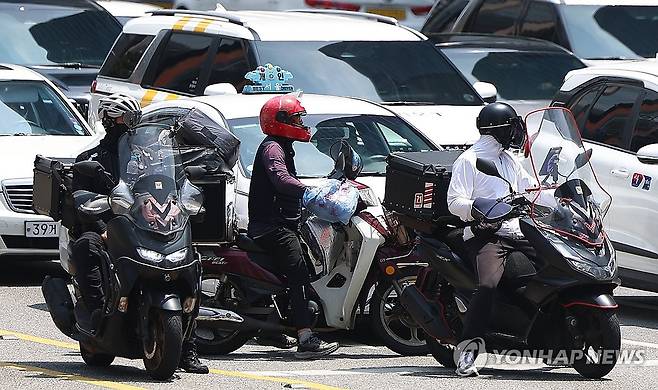 배달앱 수수료 상한제 도입에 쏠리는 관심 (서울=연합뉴스) 김도훈 기자 = 이재명 대통령의 공정경제 실현을 위한 공약이었던 '배달플랫폼 수수료 상한제' 도입에 대한 관심이 커지고 있는 가운데 9일 서울 강남역 사거리에서 배달라이더들이 교통신호를 기다리고 있다.
    2025.6.9 superdoo82@yna.co.kr