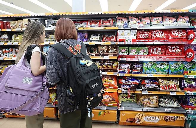 식품기업 줄인상에 5% 이상 뛴 품목 19개 (서울=연합뉴스) 서명곤 기자 = 8일 서울 시내 한 대형 마트에 초콜릿이 진열돼 있다.   8일 통계청 국가통계포털(KOSIS)에 따르면 지난달 가공식품 74개 품목 가운데 계엄사태 직전인 지난해 11월 대비 물가지수가 상승한 품목은 53개로 전체의 72%를 차지한다. 초콜릿은 10.4% 치솟았고 커피는 8.2% 상승했다. 양념 소스와 식초, 젓갈은 7% 넘게 올랐다. 2025.6.8 seephoto@yna.co.kr