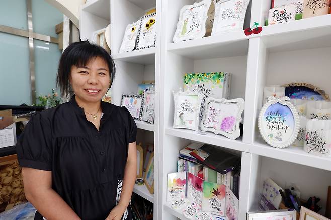 캘리그래피 작품 앞에 선 손영미 작가 [촬영 천정인]