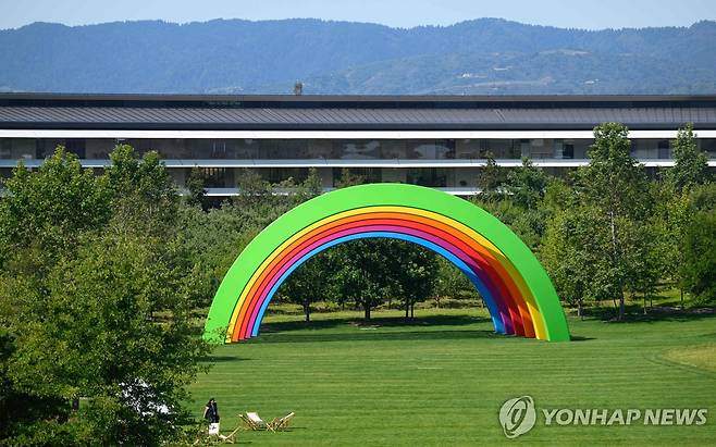 애플 파크에 설치된 무지개 아크 [AFP 연합뉴스 자료사진. 재판매 및 DB 금지]