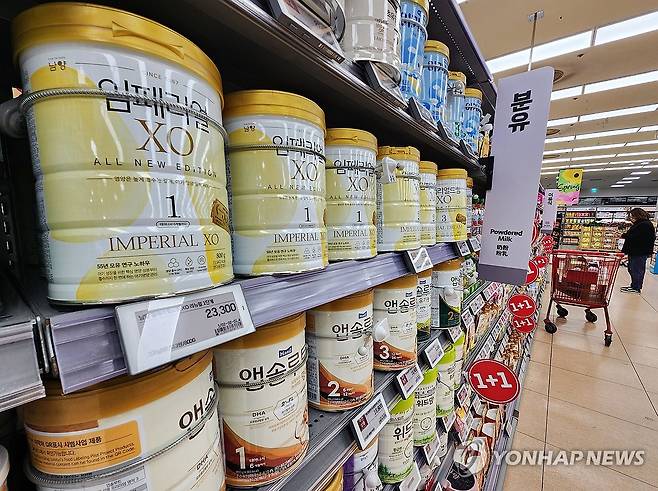 동남아서 K-분유 '인기'…수출액 10년간 세 배로 늘어 (서울=연합뉴스) 한종찬 기자 = 동남아시아 시장에서 우리나라 분유를 찾는 소비자가 늘면서 분유 수출이 10년 새 세 배로 늘었다. 18일 한국농수산식품유통공사(aT) 농식품수출정보에 따르면 작년 아세안(ASEAN·동남아시아국가연합) 10개국으로의 분유 수출액은 3천70만달러(약 442억원)로 사상 최대를 기록했다. 아세안 국가로 분유 수출액은 지난 2014년 1천50만달러(약 151억원)에서 10년 만에 세 배로 증가했다. 사진은 18일 서울 시내 대형마트 분유판매대. 2025.2.18 saba@yna.co.kr