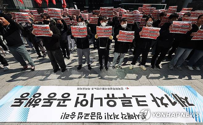 구호 외치는 카카오 노조 (성남=연합뉴스) 홍기원 기자 = 전국화학섬유식품산업노동조합 카카오지회(크루유니언)가 19일 경기도 성남시 카카오 판교아지트 앞에서 포털 서비스 '다음'을 운영하는 콘텐츠 CIC(사내독립기업)의 분사에 반대하는 집회를 하고 있다. 2025.3.19 xanadu@yna.co.kr