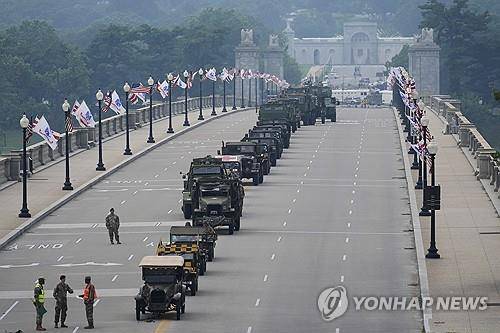 포토맥강을 건너는 열병식 참가 행렬 [워싱턴=AP 연합뉴스. 재판매 및 DB 금지]