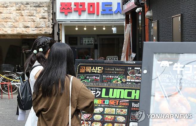한국 식당 메뉴 살펴보는 일본인 (도쿄=연합뉴스) 박상현 특파원 = 한국 음식점과 상점이 밀집한 일본 도쿄 신오쿠보에서 8일 여성들이 한국 음식점의 메뉴를 살펴보고 있다. 이곳에서는 한글 간판과 상품을 쉽게 볼 수 있다. 2025.6.15