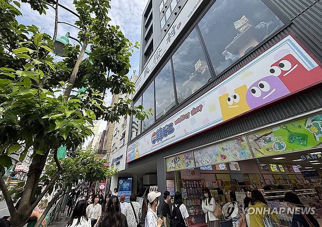 '도쿄 속 한국' 신오쿠보 찾은 사람들 (도쿄=연합뉴스) 박상현 특파원 = 한국 음식점과 상점이 밀집한 일본 도쿄 신오쿠보 거리가 8일 인파로 북적이고 있다.