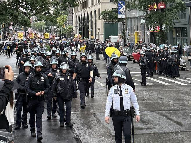 '노 킹스' 집회 현장의 뉴욕경찰 (뉴욕=연합뉴스) 이지헌 특파원 = 14일(현지시간) 미국 뉴욕 맨해튼 거리에서 열린 '노 킹스' 집회 현장의 뉴욕경찰. 2025.6.14 pan@yna.co.kr