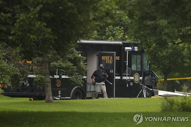 범행 현장에서 수사 중인 경찰들 [AP=연합뉴스]