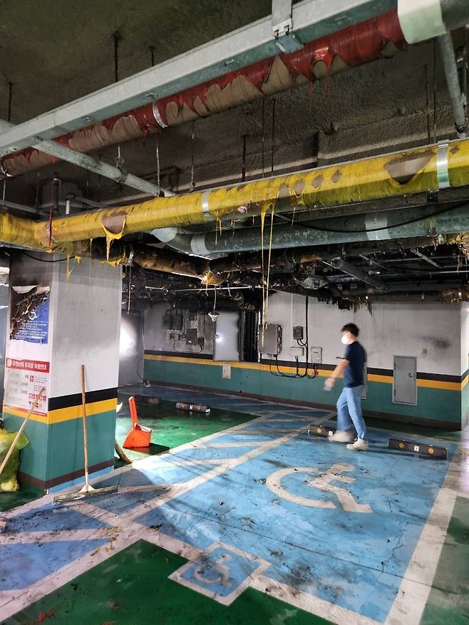 주상복합아파트 지하 주차장  [박재천 촬영]