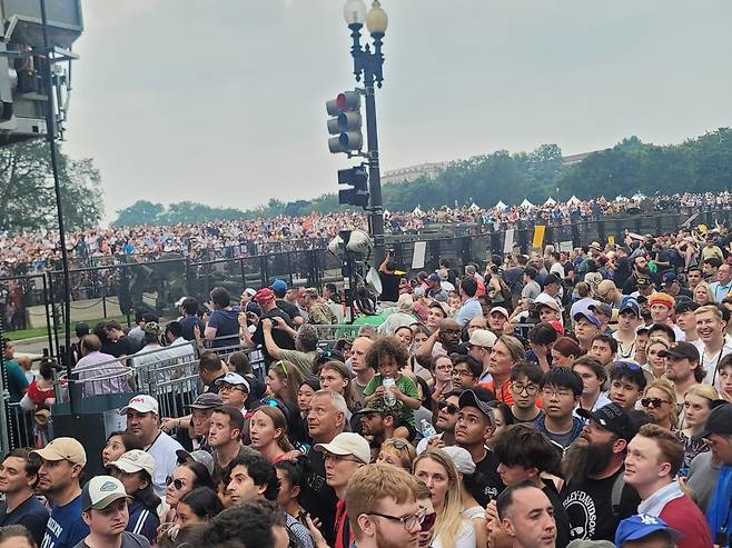 미 육군 창설 250주년 기념 열병식 인파  (워싱턴=연합뉴스) 조준형 특파원 = 14일(현지시간) 미국 워싱턴 DC에서 미국 육군 창설 250주년 기념 열병식이 수많은 시민이 운집한 가운데 개최됐다.  2025.6.15 jhcho@yna.co.kr