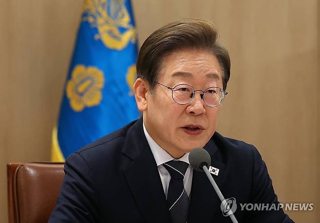 이재명 대통령, 이스라엘-이란 관련 경제안보 긴급 점검 (서울=연합뉴스) 한상균 기자 = 이재명 대통령이 13일 용산 대통령실에서 이스라엘의 이란 공습관련 경제안보 긴급 점검회의를 하고 있다. 2025.6.13 [대통령통신사진기자단] xyz@yna.co.kr