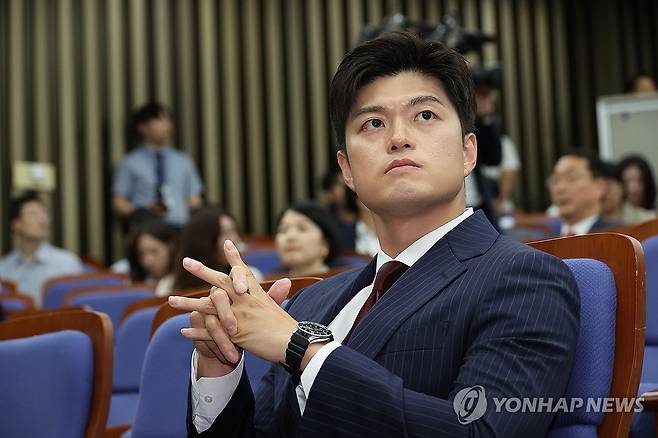 생각에 잠긴 김용태 비대위원장 (서울=연합뉴스) 박동주 기자 = 국민의힘 김용태 비상대책위원장이 지난 9일 서울 여의도 국회에서 열린 의원총회에서 생각에 잠겨 있다. 2025.6.9 pdj6635@yna.co.kr