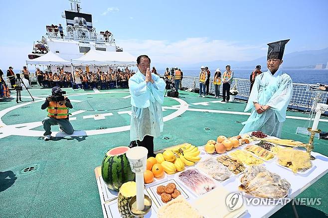 속초 앞바다서 '함상 위령제' 엄수 [연합뉴스 자료사진]