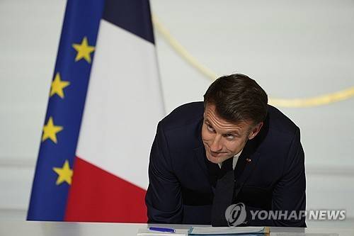 13일 기자회견 뒤 일어서는 마크롱 프랑스 대통령 [AP 연합뉴스 자료사진. 재판매 및 DB 금지]