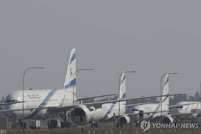 키프로스 공항으로 급히 이동한 이스라엘 여객기 [AP 연합뉴스. 재판매 및 DB 금지]