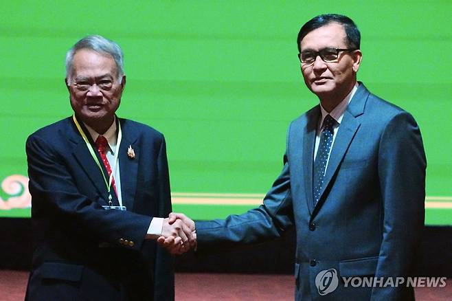 태국 캄보디아 국경 회담 캄보디아 국경사무국 담당 장관 람 체아(오른쪽)와 태국 외교부 국경사무국 고문 프라사스 프라사스비니차이가 지난 14일(현지시간) 캄보디아 프놈펜에서 공동경계위원회(JBC) 회의에 앞서 악수하고 있다. 2025.06.15 
[AP 연합뉴스 자료사진. 재판매 및 DB 금지]