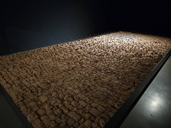 차기율 작가의 대표작 ‘고고학적 풍경-불의 만다라’(소성된 갯벌과 철, 2023). /인천아트플랫폼 제공