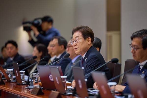 전국민 민생회복지원금이 소득계층별로 선별·차등 지원하는 방식으로 가닥을 잡고 있다. 사진은 지난 10일 국무회의를 주재하고 있는 이재명 대통령의 모습. 2025.6.10 /연합뉴스