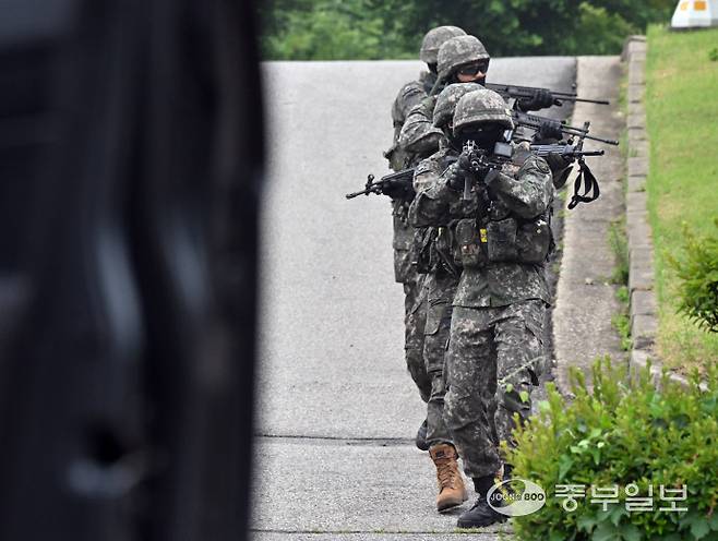 16일 오후 광명시 노온정수장에서 육군 제51보병사단 승리대대, 광명경찰서, 광명소방서, 광명시청 등 총 60여 명이 참여한 가운데 화랑훈련의 일환으로 열린 통합방위훈련에서 육군 제51보병사단 장병들이 적 드론 공격 상황을 가정해 훈련하고 있다. 김경민기자