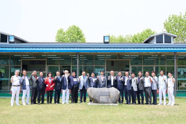 여주시 점동면 오갑정에서 최근 열린 제9회 여주시장배 전국남녀궁도대회에 참석한 내빈들이 파이팅을 외쳤다.