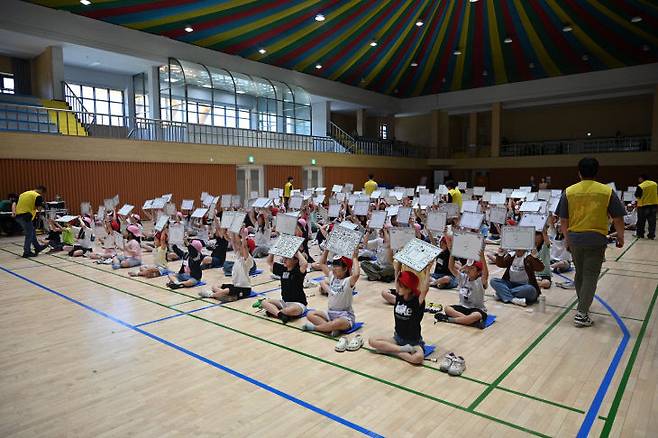 2025 금산 어린이 안전골든벨에 참여한 학생들이 자신있게 정답판을 들고 있다.