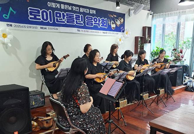 만돌린 연주 모습, 등을 보이고 있는 분이 김선영 단장, 앞줄 왼쪽부터 장미숙, 전주란, 이승희, 유근미, 뒷줄 왼쪽부터 정은주, 유지화, 박경자.