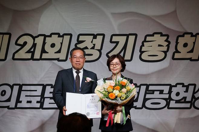 강유리 리노의료재단 이사장이 의료법인 발전에 기여한 공로로 보건복지부장관 표창을 수상했다. &nbsp;(사진=유성웰니스재활병원 제공)